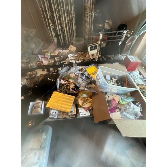 Over 4000 Pieces Costume Jewelry And Branded Jewelry - Picture 14 of 16